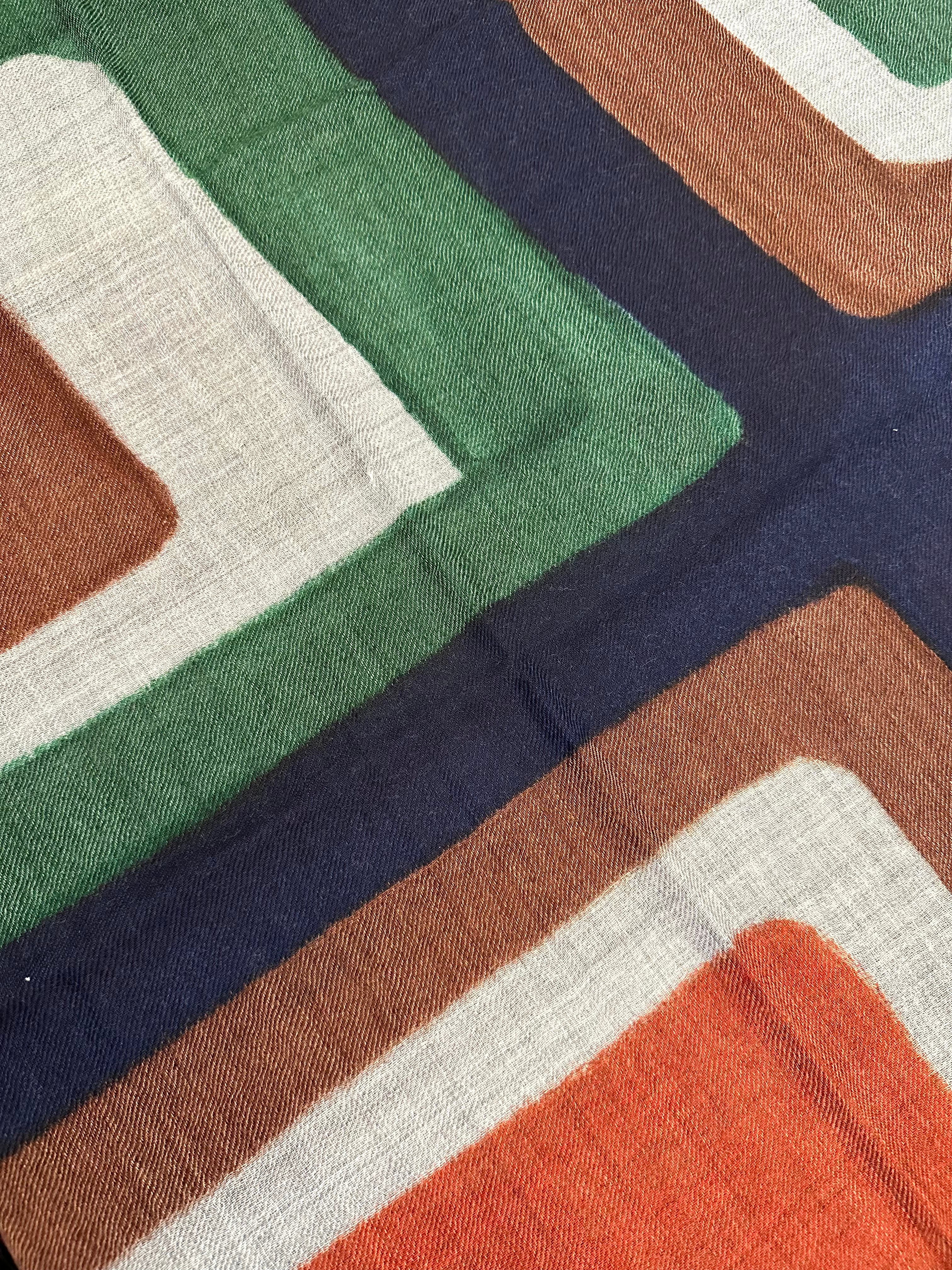 Sciarpa lana fantasia geometrica grigia moro blu verde arancio dipinta a mano Franco Bassi