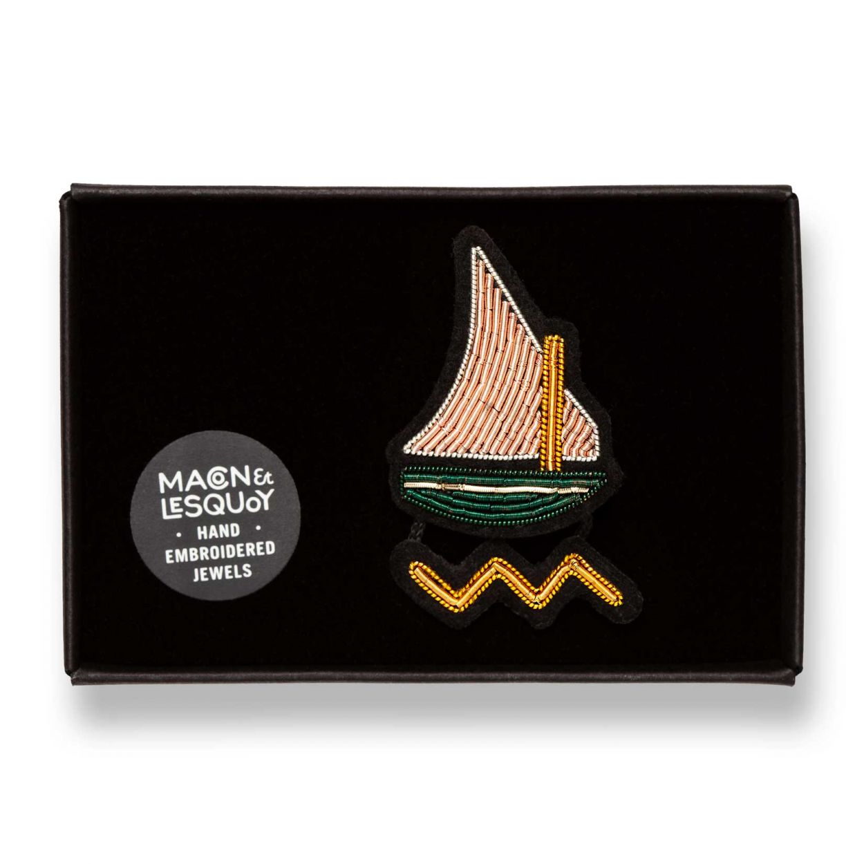 Spilla imbarcazione felucca Magritte Macon & Lesquoy