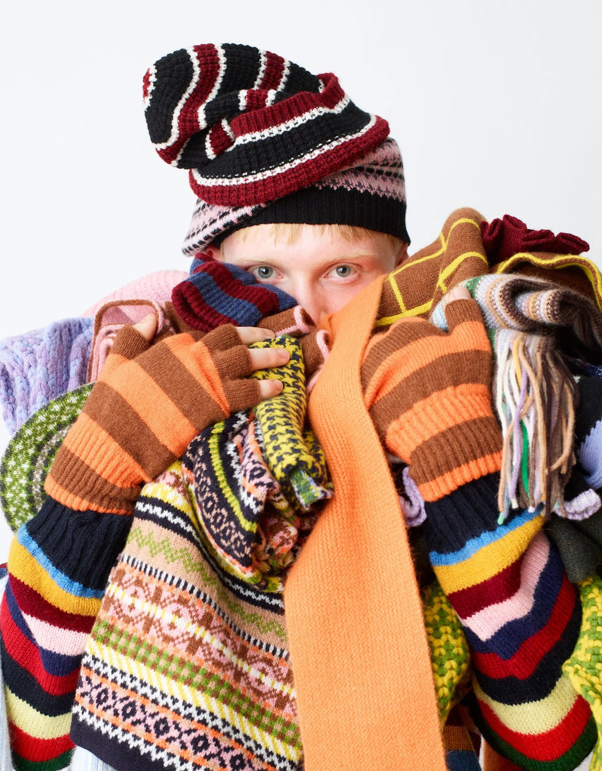 Cuffia lambswool modern stripe nera panna bordeaux Robert Mackie